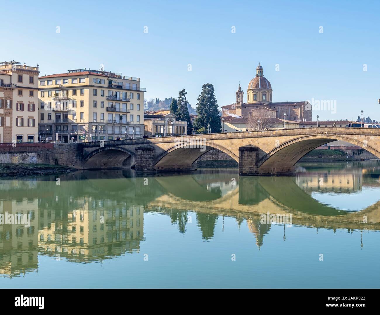 Firenze, Italia, 6 Gennaio 2020: il fiume Arno in inverno il sole. Ponte Santa Trninita bridge cercando di San Frediano in Cestello nella Chiesa la Foto Stock