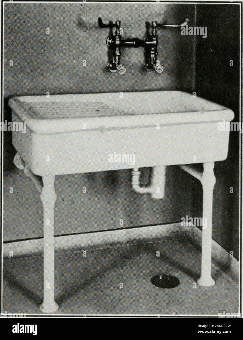 L'ospedale americano del ventesimo secolo; un trattato per lo sviluppo di istituzioni mediche, sia in Europa che in America, dall'inizio del secolo attuale . FIG. 338. Lavandino per reparti di isolamento, show-ING E1.130W e della valvola di scarico a pavimento. FIG. 33/. CHOATE MEMORIAL HOSPITALSCRUB-UP lavello. Edward F. .Stevens, architetto. Foto Stock