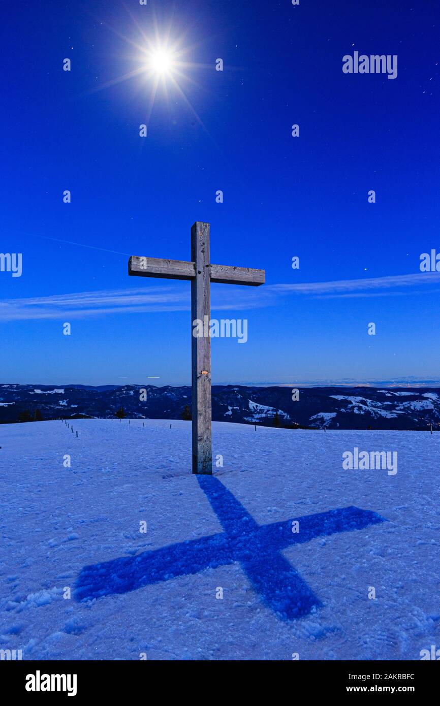 Vertice di croce nella neve con il cielo stellato al chiaro di luna, Belchen, Foresta Nera, Baden-Wuerttemberg, Germania Foto Stock