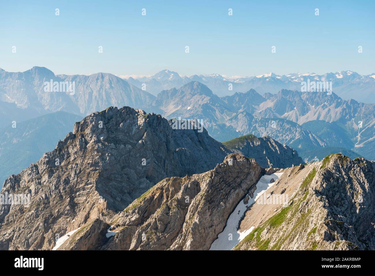 Picchi di montagna Kirchlespitze e Sulzleklammspitze, Mittenwalder Hoehenweg, montagne Karwendel, Mittenwald, Germania Foto Stock
