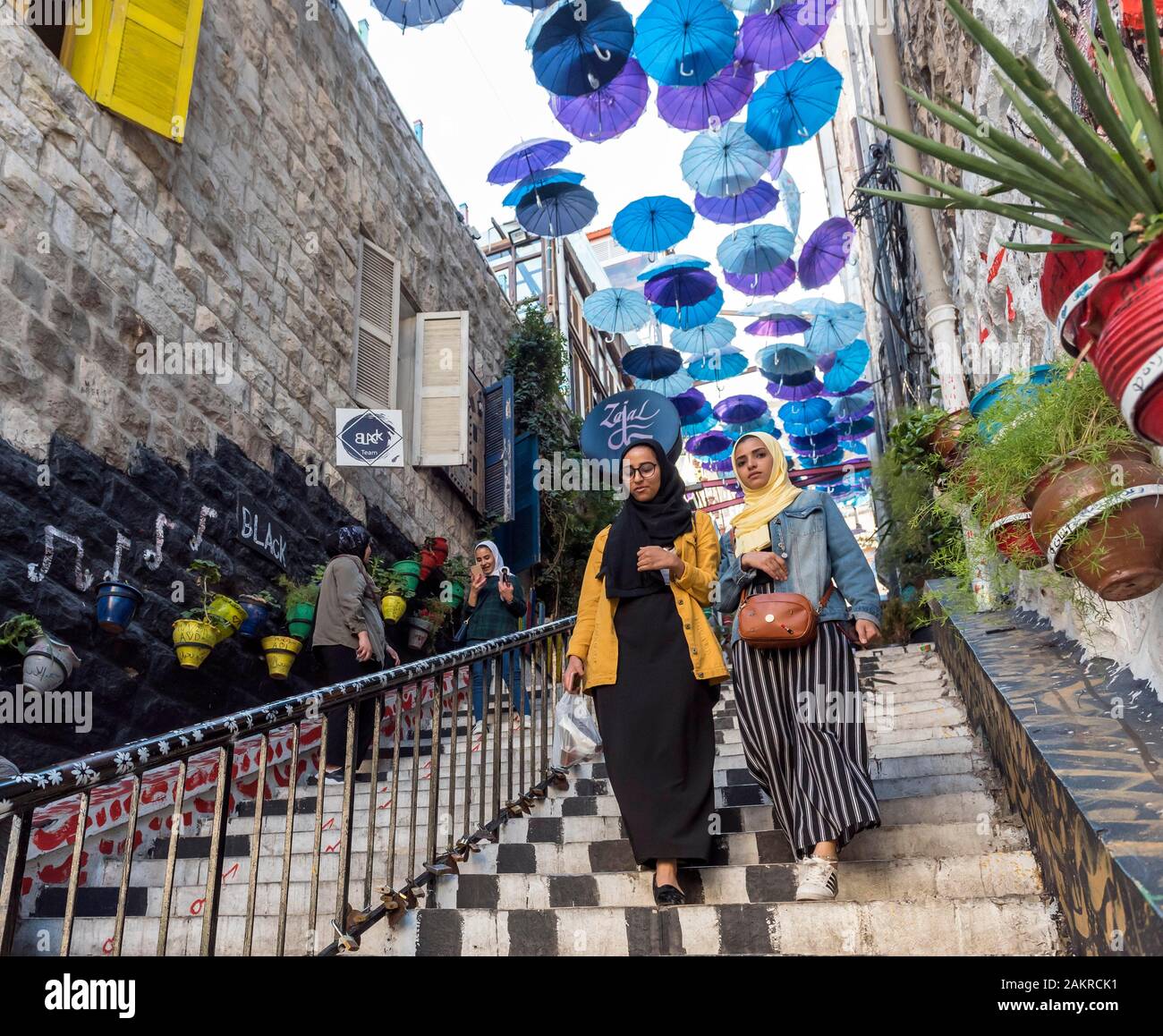 Persone su scale a ombrello, Amman, Giordania Foto Stock