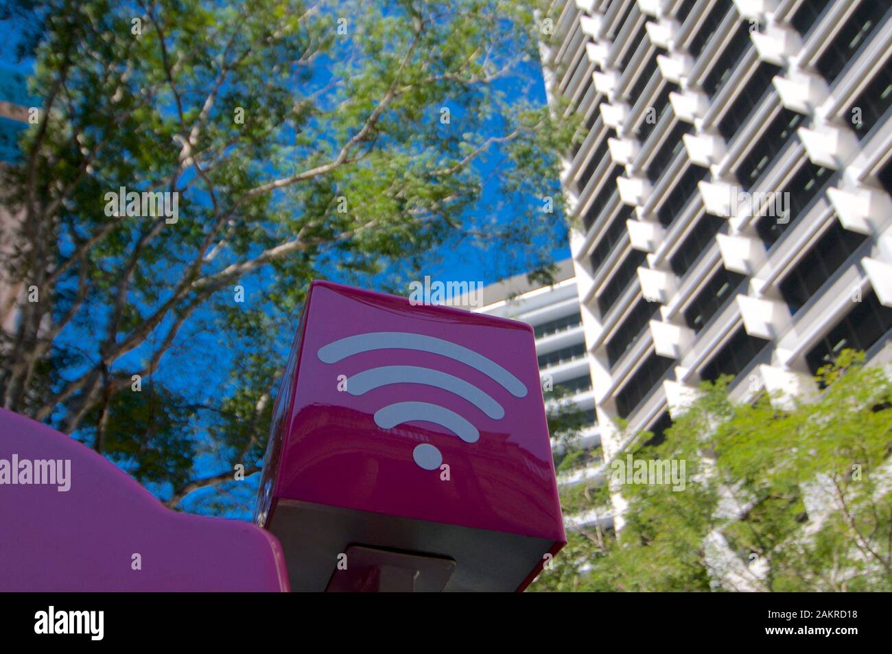 Brisbane, Queensland, Australia - 7th Novembre 2019 : segno WiFi color viola della società Telstra installata sulla parte superiore di una cabina telefonica nel cit Foto Stock