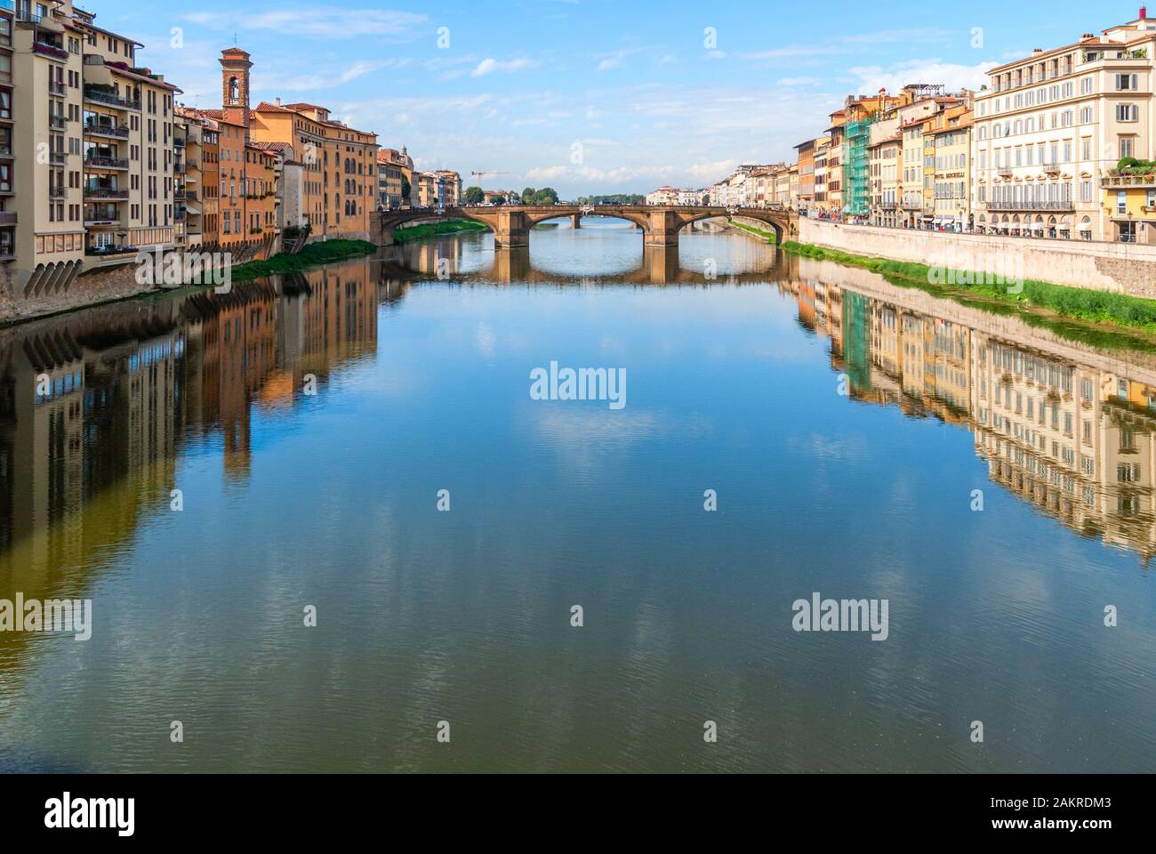 Vista della pietra medievale Ponte sul fiume Arno a Firenze, Toscana, Italia. Paesaggio urbano di Firenze. Architettura di Firenze e punto di riferimento. Foto Stock