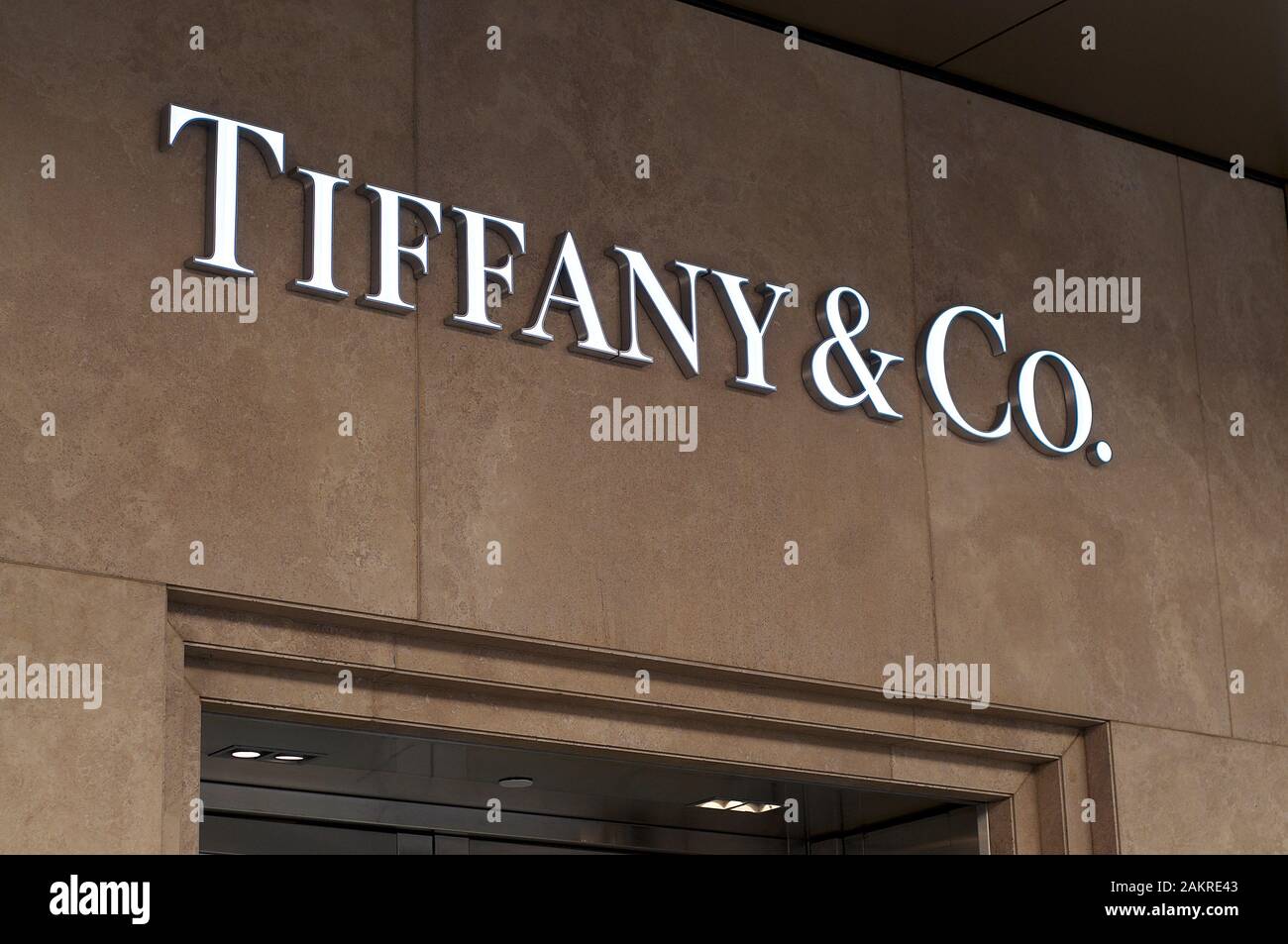 Brisbane, Queensland, Australia - 19th Novembre 2019 : insegna Illuminata Tiffany & Co appesa all'ingresso del negozio di Brisbane. Tiffany & Co è Foto Stock
