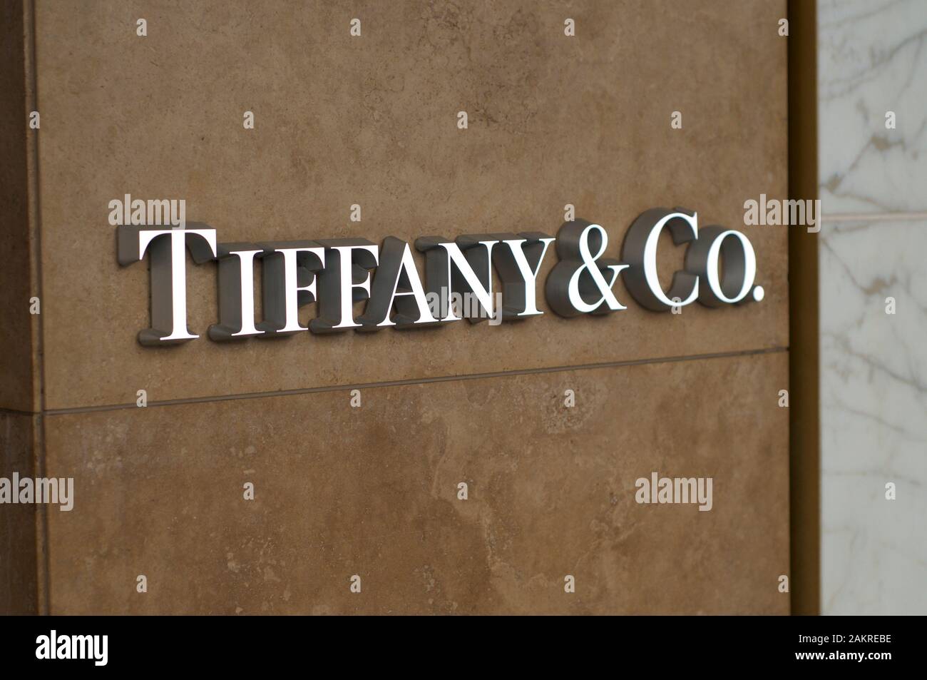 Brisbane, Queensland, Australia - 19th Novembre 2019 : insegna Illuminata Tiffany & Co appesa all'ingresso del negozio di Brisbane. Tiffany & Co è Foto Stock