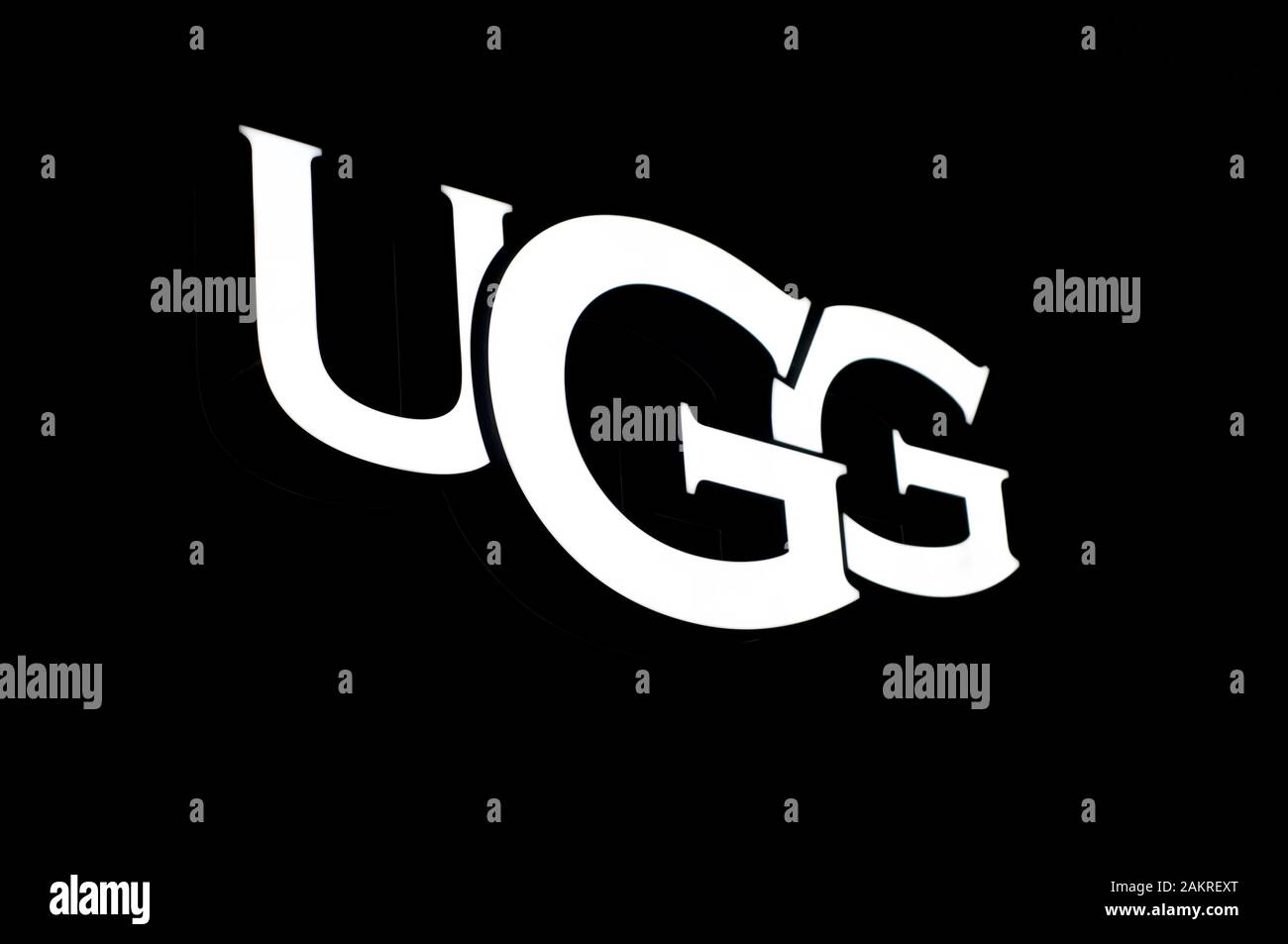 Brisbane, Queensland, Australia - 11th Dicembre 2019 : Vista di un cartello UGG illuminato appeso di fronte al negozio nel centro commerciale Queenstreet di Brisbane.U. Foto Stock