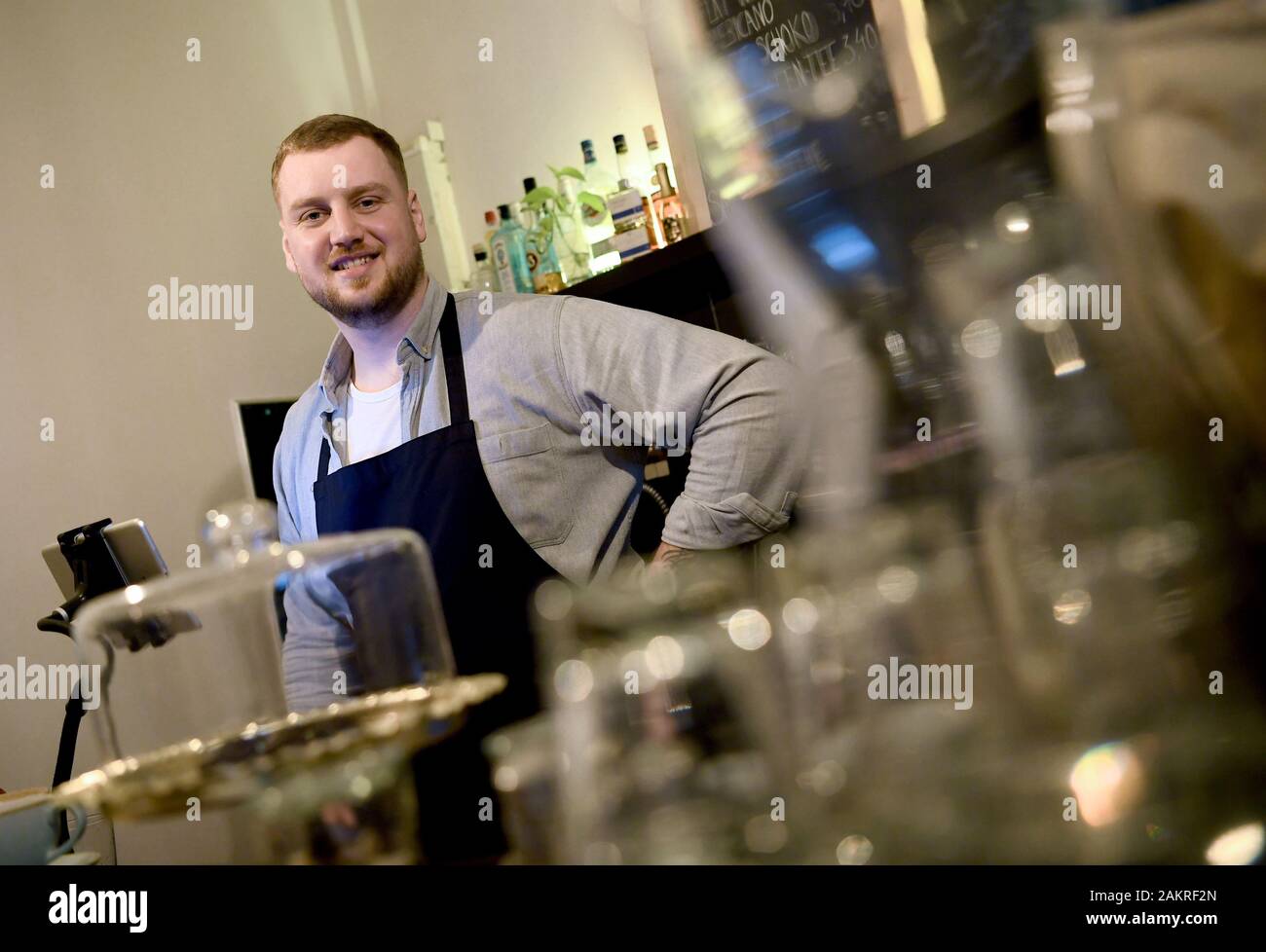 Il 07 gennaio 2020, Berlin: Nico Schack è in piedi nel suo CBD café "Canna". Foto: Britta Pedersen/dpa-Zentralbild/ZB Foto Stock