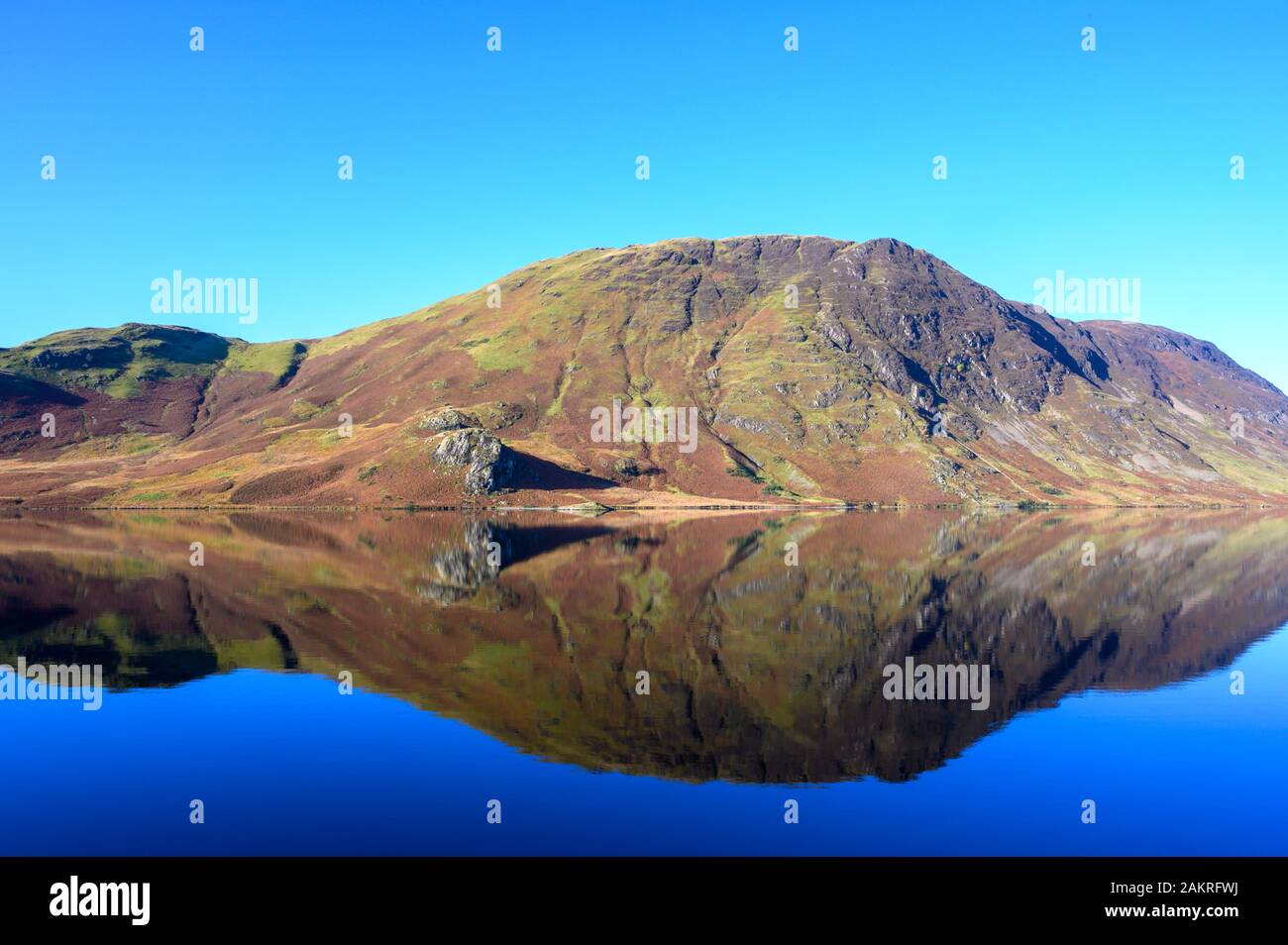 Vista di Mellbreak guardando attraverso l'Acqua Crummock nel Lake District, Cumbria, Regno Unito Foto Stock