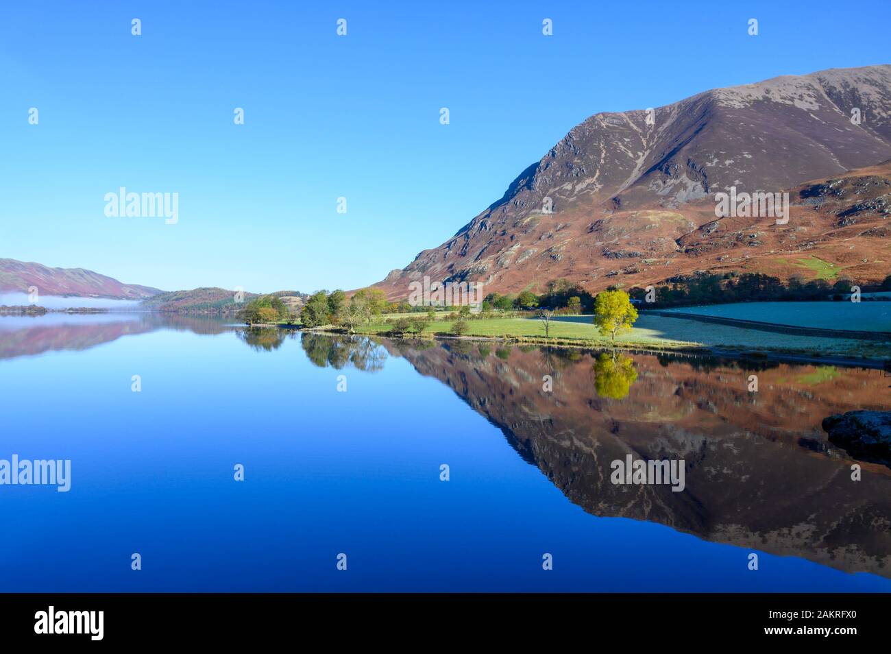 Vista di Grasmoor Cadde attraverso l'Acqua Crummock nel Lake District, Cumbria, Regno Unito Foto Stock