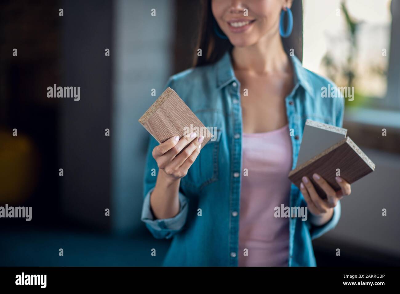 Messa a fuoco selettiva di un mattone di legno in mano femmina Foto Stock