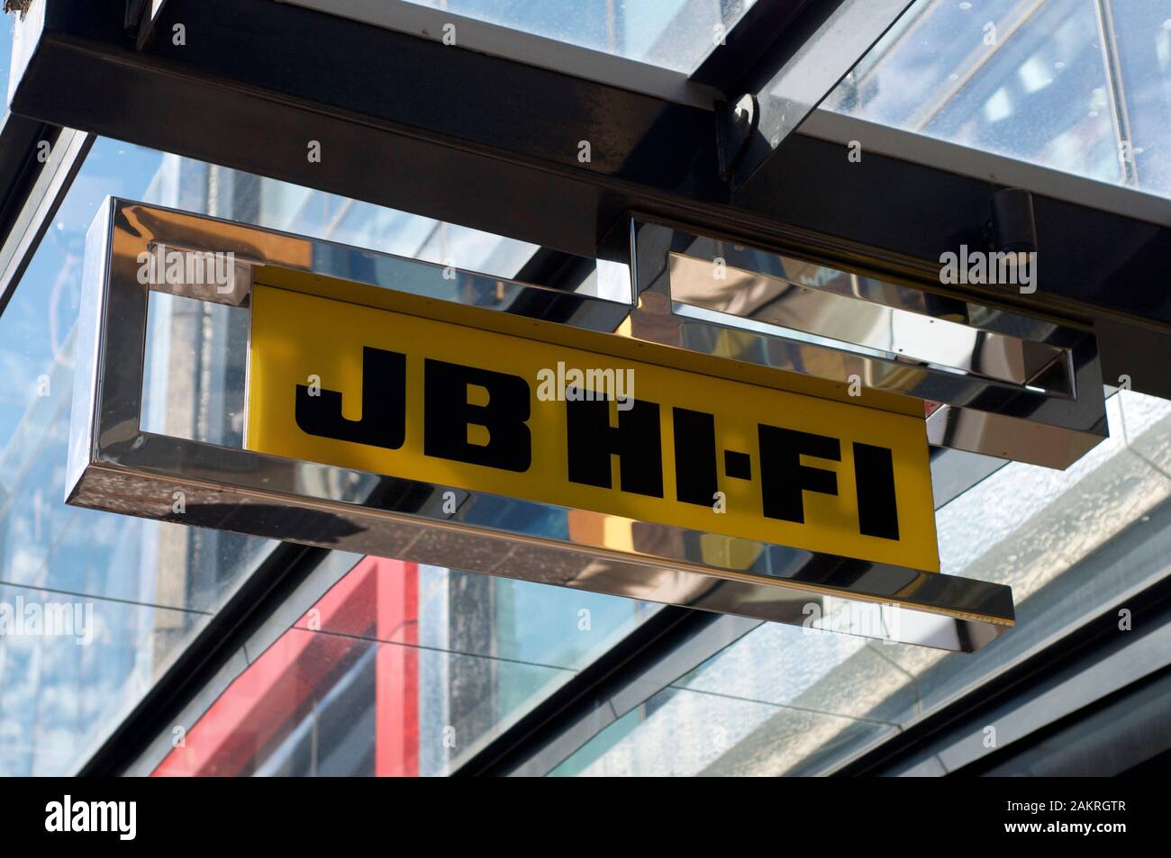 Brisbane, Queensland, Australia - 30th Dicembre 2019 : cartello JB Hi-Fi appeso di fronte ad un negozio nel centro commerciale Queenstreet di Brisbane. JB Hi-Fi è Aust Foto Stock