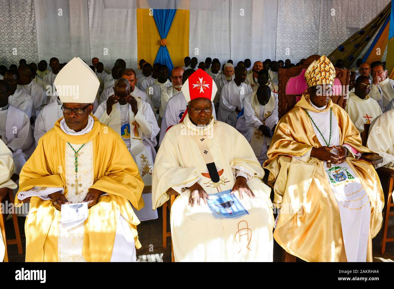 Il BURKINA FASO , Koudougou, chiesa cattolica, massa, Kardinal Philippe Nakellentuba Ouedraogo, arco, vescovo di Ouagadougou Foto Stock