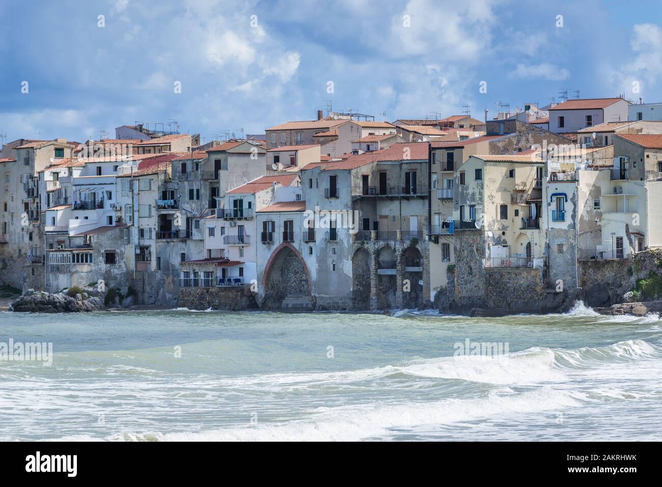 Case sulla spiaggia nella città di Cefalu e comune nella città metropolitana di Palermo, situato sulla costa Tirrenica della Sicilia, Italia Foto Stock