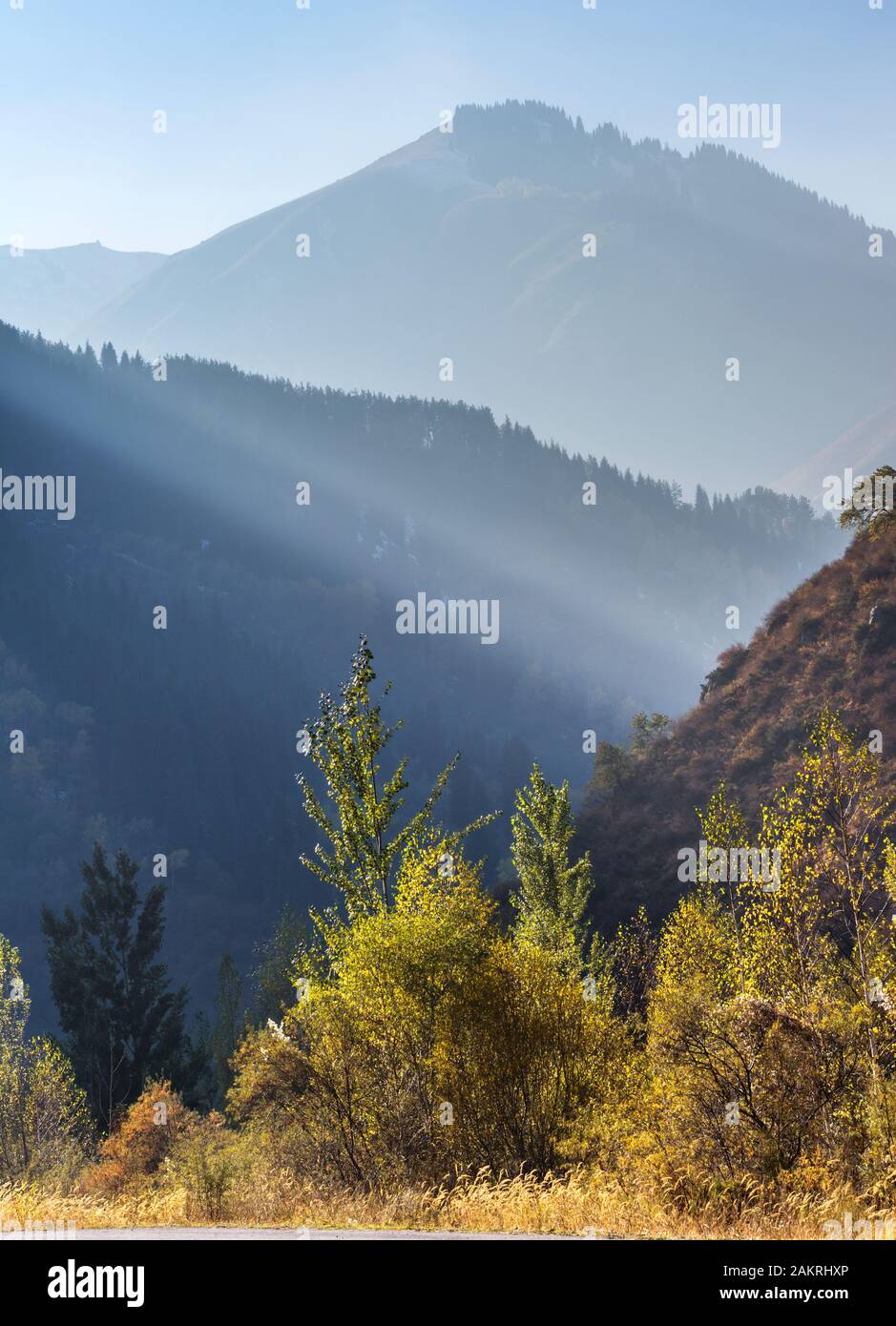 Vista autunnale sulle montagne Tian Shan Foto Stock
