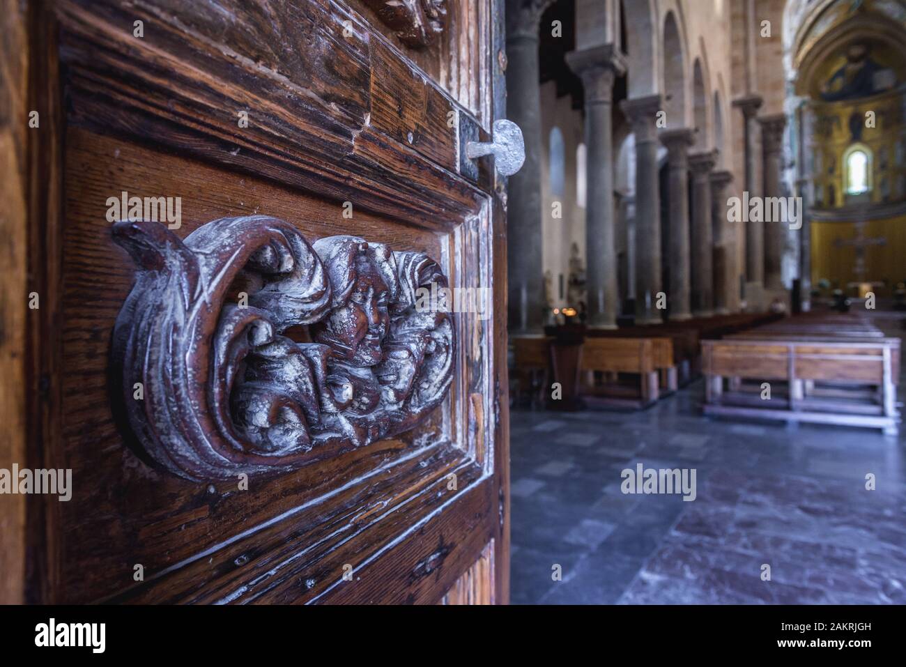 Porta in legno della Basilica Cattedrale della trasfigurazione nella città di Cefalu e comune situato sulla costa Tirrenica della Sicilia, Italia Foto Stock