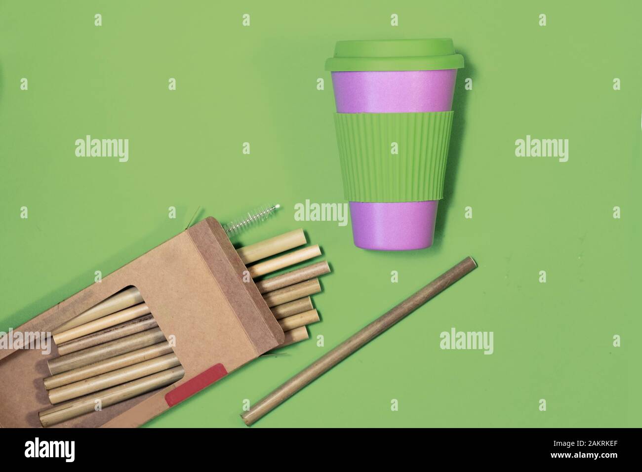 cannuccia ecologica di bambù per acqua potabile dire no al concetto di plastica zero rifiuti Foto Stock