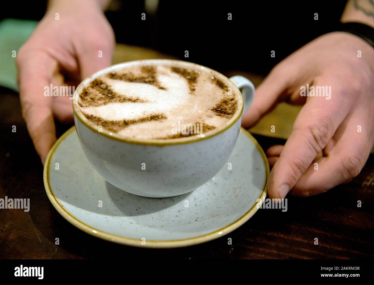 Il 07 gennaio 2020, Berlin: Nico Schack serve "Canna" in un cappuccino al CBD Café. Foto: Britta Pedersen/dpa-Zentralbild/ZB Foto Stock