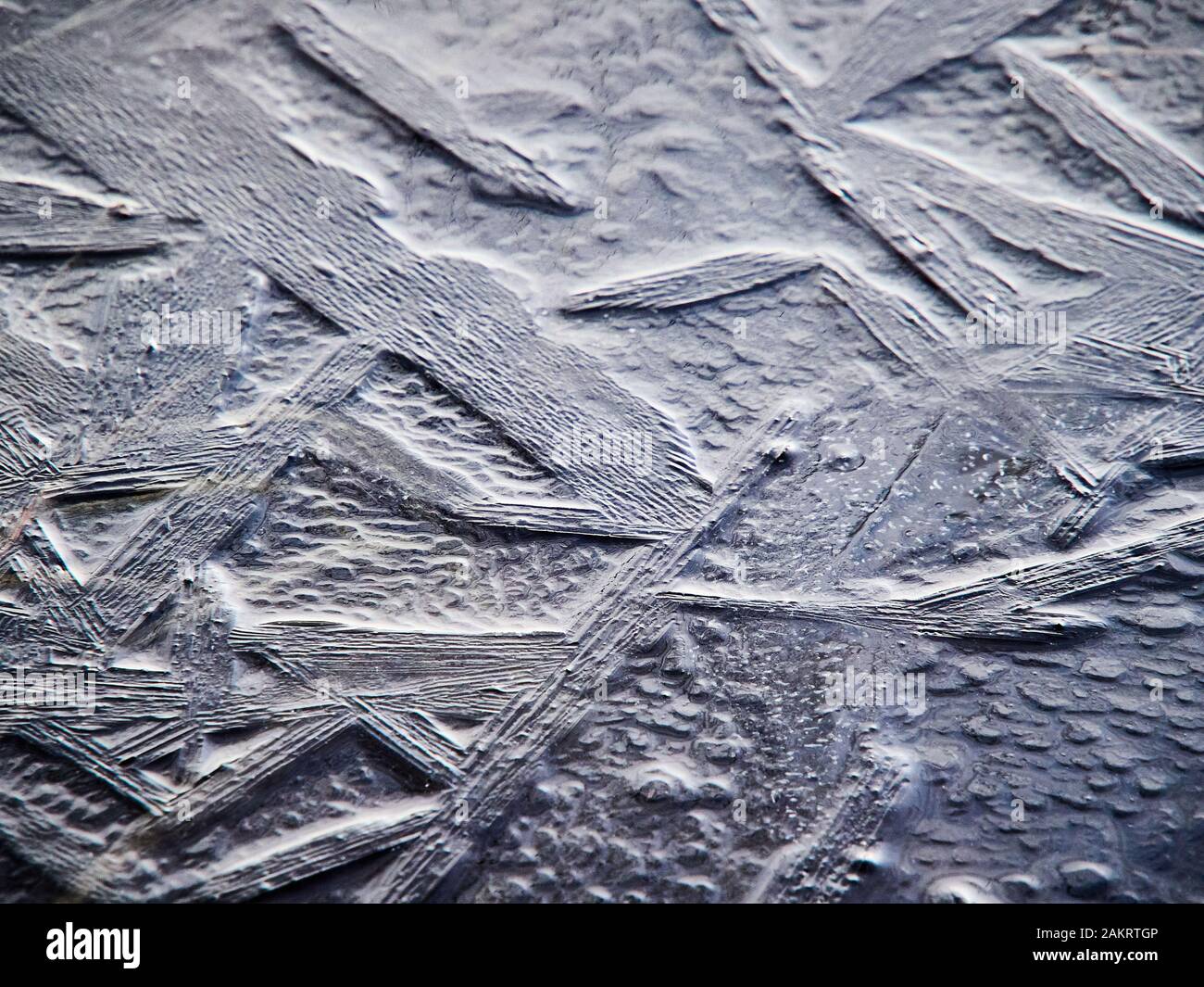 Sottile strato di ghiaccio sul lago invernale. I laghi sono appena congelati in inverno estremamente caldo. Cambiamento climatico in consept. Foto Stock