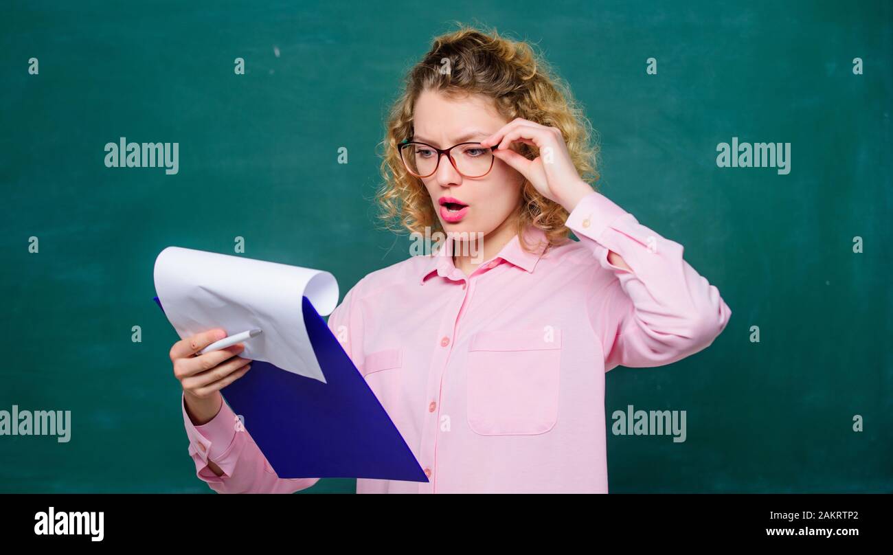 Ripristino lettura impressing. Leggi il profilo personale. Tutor che controlla le esercitazioni. Saggio preventivo dei candidati. Progetto scolastico. Insegnante di letteratura leggere composit Foto Stock