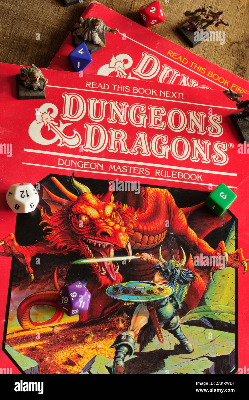 Vintage Dungeons and Dragons Dungeon Master regola libro pubblicato come parte di un D&D game pack in 1983 con dadi e dipinte figure di metallo Foto Stock