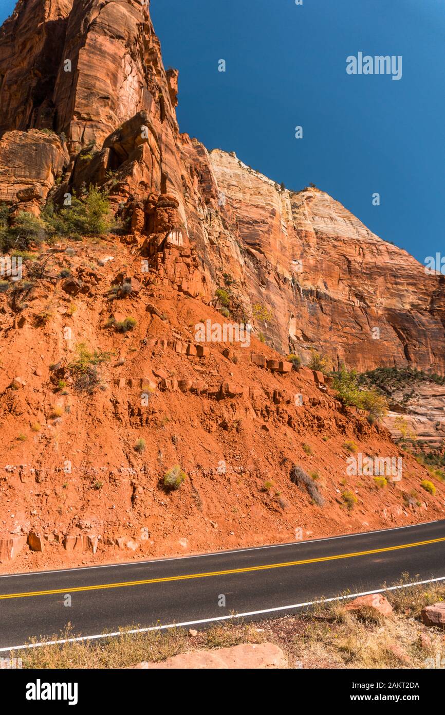 Altipiani, labirinti di stretti e profondi canyon in arenaria e impressionanti formazioni rocciose caratterizzano lo Zion National Park nel sud-ovest dello Utah. Foto Stock