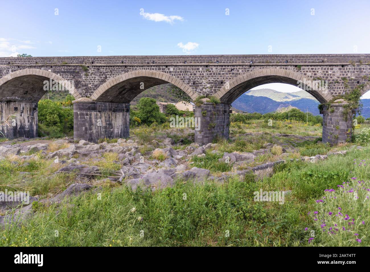 Ponte sul fiume Alcantara vicino Castiglione di Sicilia città sull isola di Sicilia in Italia Foto Stock