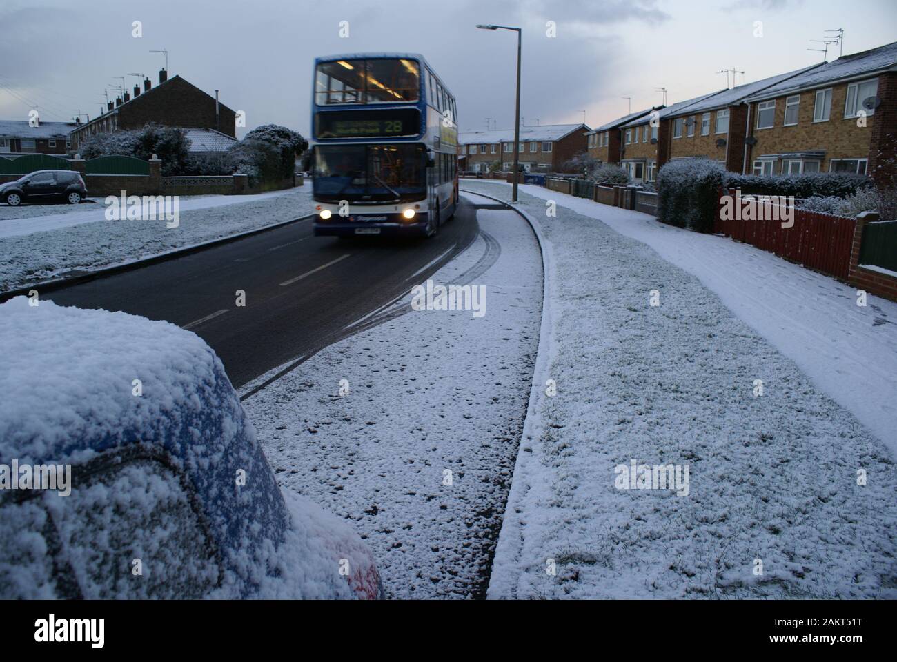 La neve il freddo delle luci di avvertimento pericolo, strada ghiacciata condizioni Foto Stock