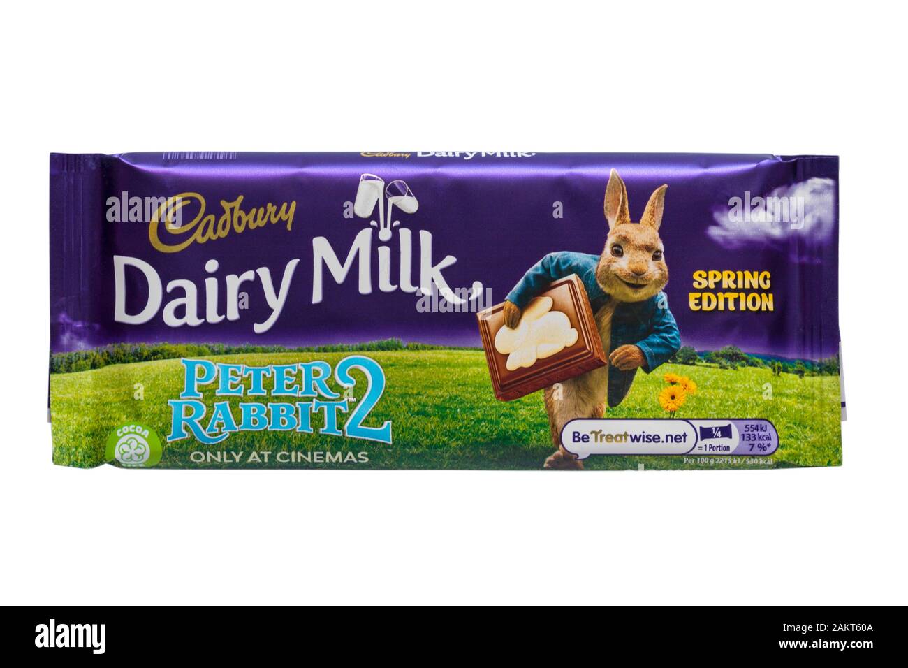 Cadbury Dairy Milk Spring Edition Peter Rabbit 2 Chocolate bar isolato su sfondo bianco - cioccolato al latte con cioccolato bianco Foto Stock