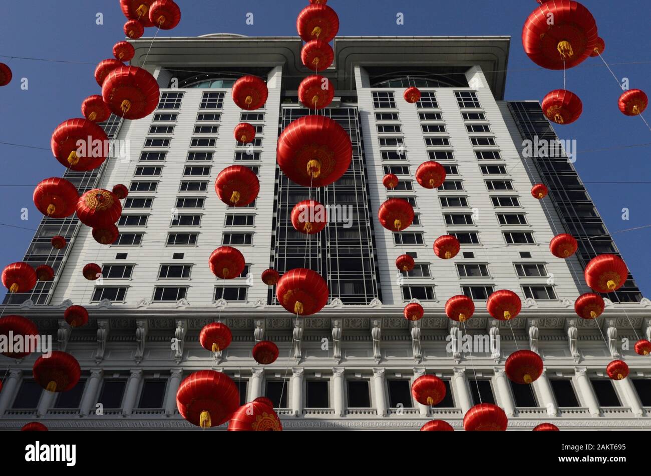Hong Kong, Cina. Decimo gen, 2020. Prominente punto di riferimento di Hong Kong, il Peninsula Hotel è decorato con il cinese flottante lanterne rosse come Lunar la celebrazione del Capodanno cinese, anno del ratto sarà venuta in due settimane.gen-10, 2020 Hong Kong.ZUMA/Liau Chung-ren Credito: Liau Chung-ren/ZUMA filo/Alamy Live News Foto Stock