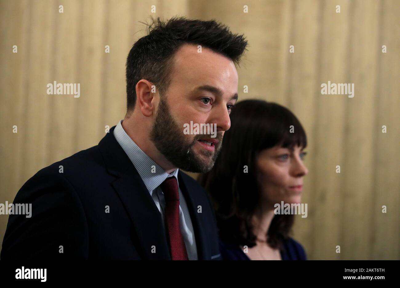 Leader SDLP Colonna Eastwood (sinistra) e vice leader Nichola Padre Mallon ha parlare con i media nella sala grande del Parlamento edifici, Stormont, colloqui per resuscitare il governo devolute in Irlanda del Nord hanno avuto luogo. Foto Stock