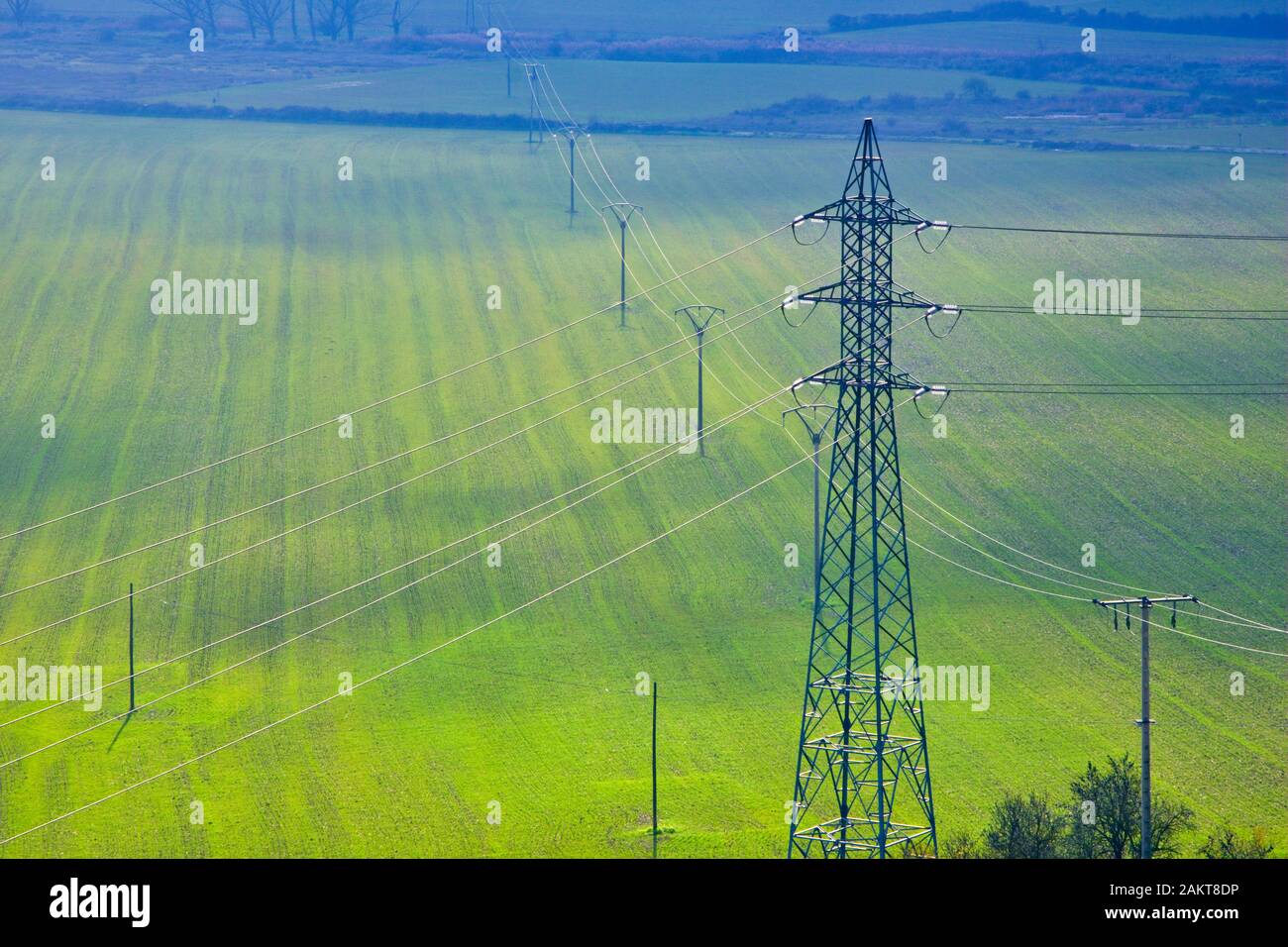Torre di trasmissione in un paesaggio verde. Foto Stock
