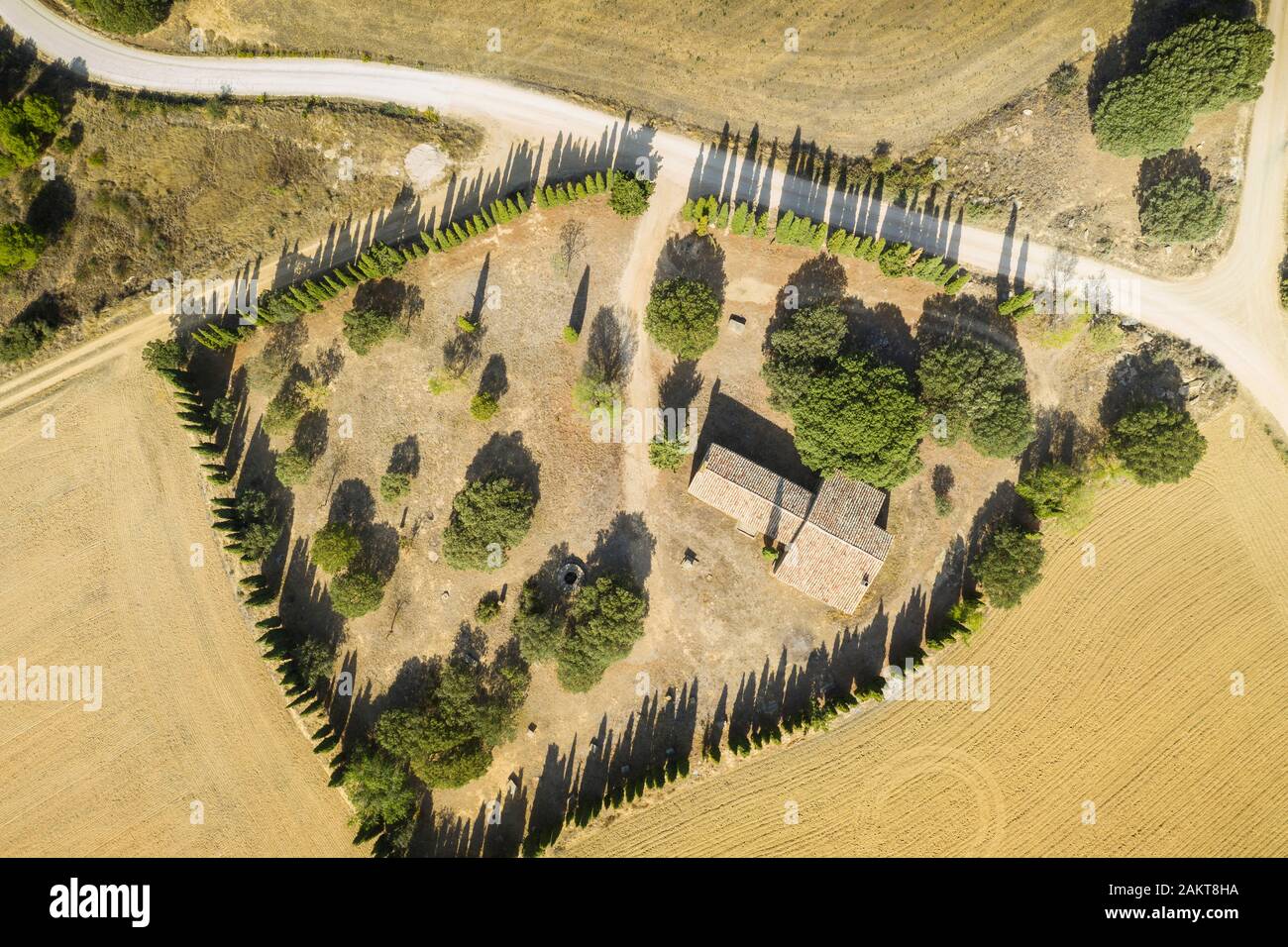 Santuario vista aerea in un paese rurale. Navarra, Spagna, Europa. Foto Stock