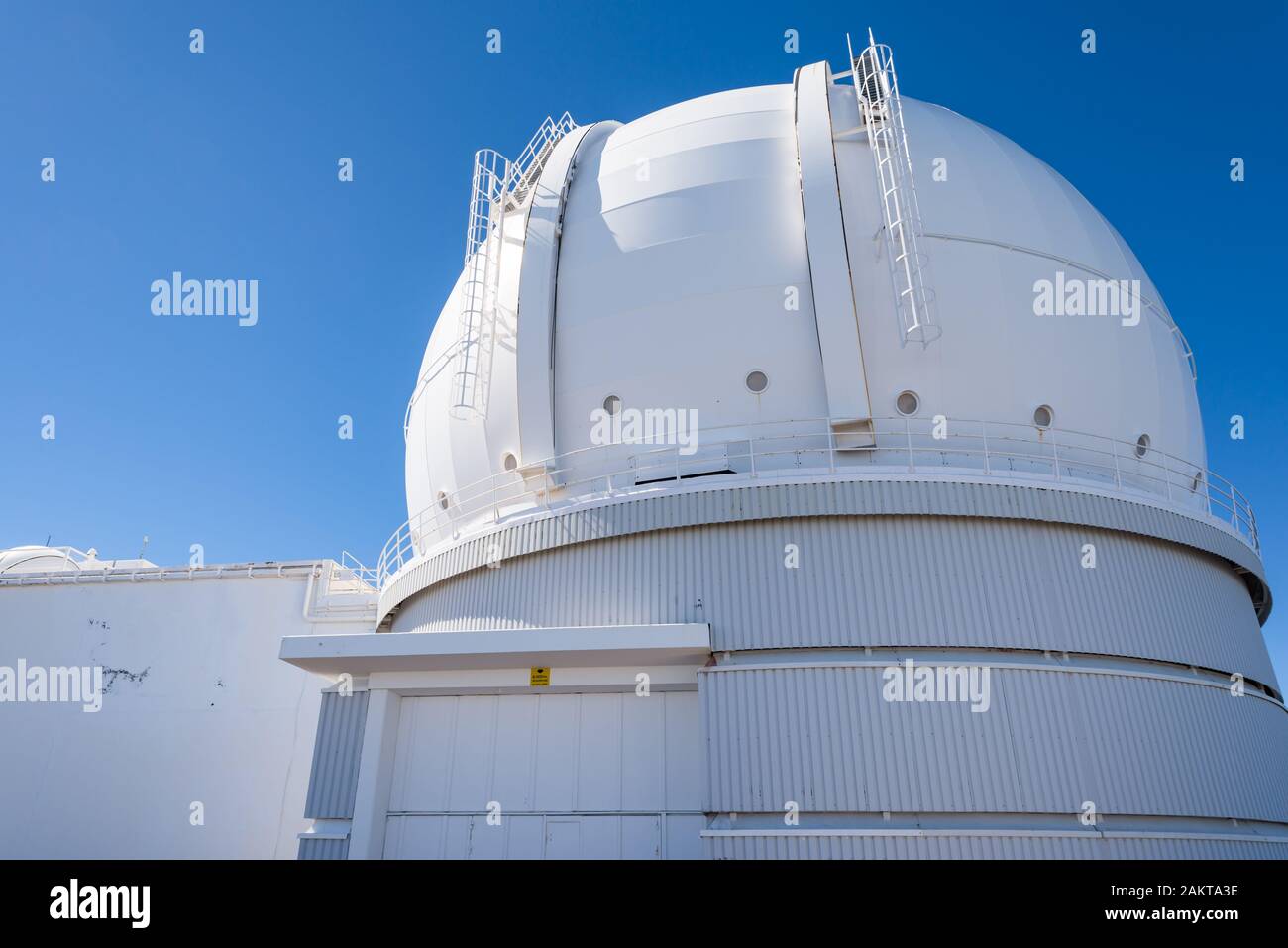 L'imponente telescopio William Herschel presso l'Osservatorio Roque de los Muchachos sull'isola di la Palma, Isole Canarie. Foto Stock