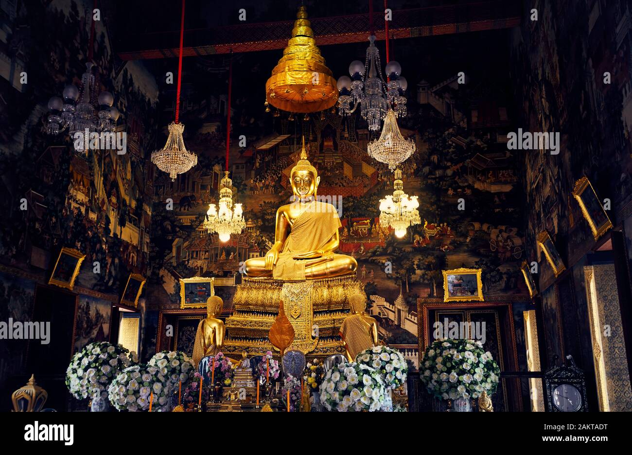 Golden statua del Buddha nella sala del tempio a Bangkok, in Thailandia Foto Stock