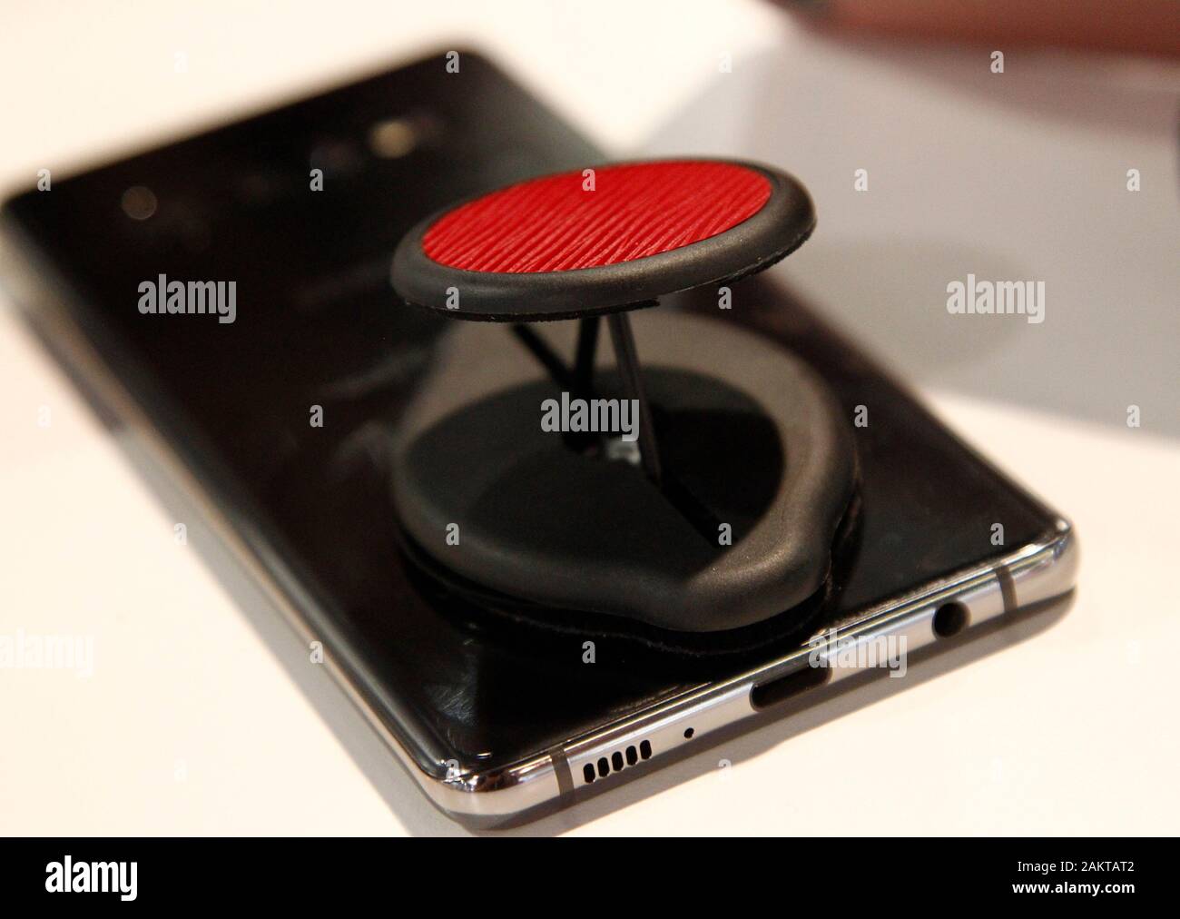 Las Vegas, Stati Uniti. Decimo gen, 2020. Il 'Slinger' porta cellulare da G-di attesa con rotazione di freestyle, sul display durante il 2020 International CES, presso il Las Vegas Convention Center di Las Vegas, Nevada giovedì 9 gennaio 2020. Foto di James Atoa/UPI Credito: UPI/Alamy Live News Foto Stock