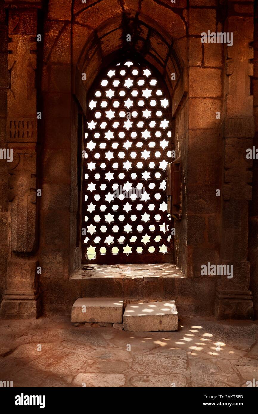 Balcone in pietra con un mosaico antico nella finestra Qutub Minar complesso in Delhi, India Foto Stock