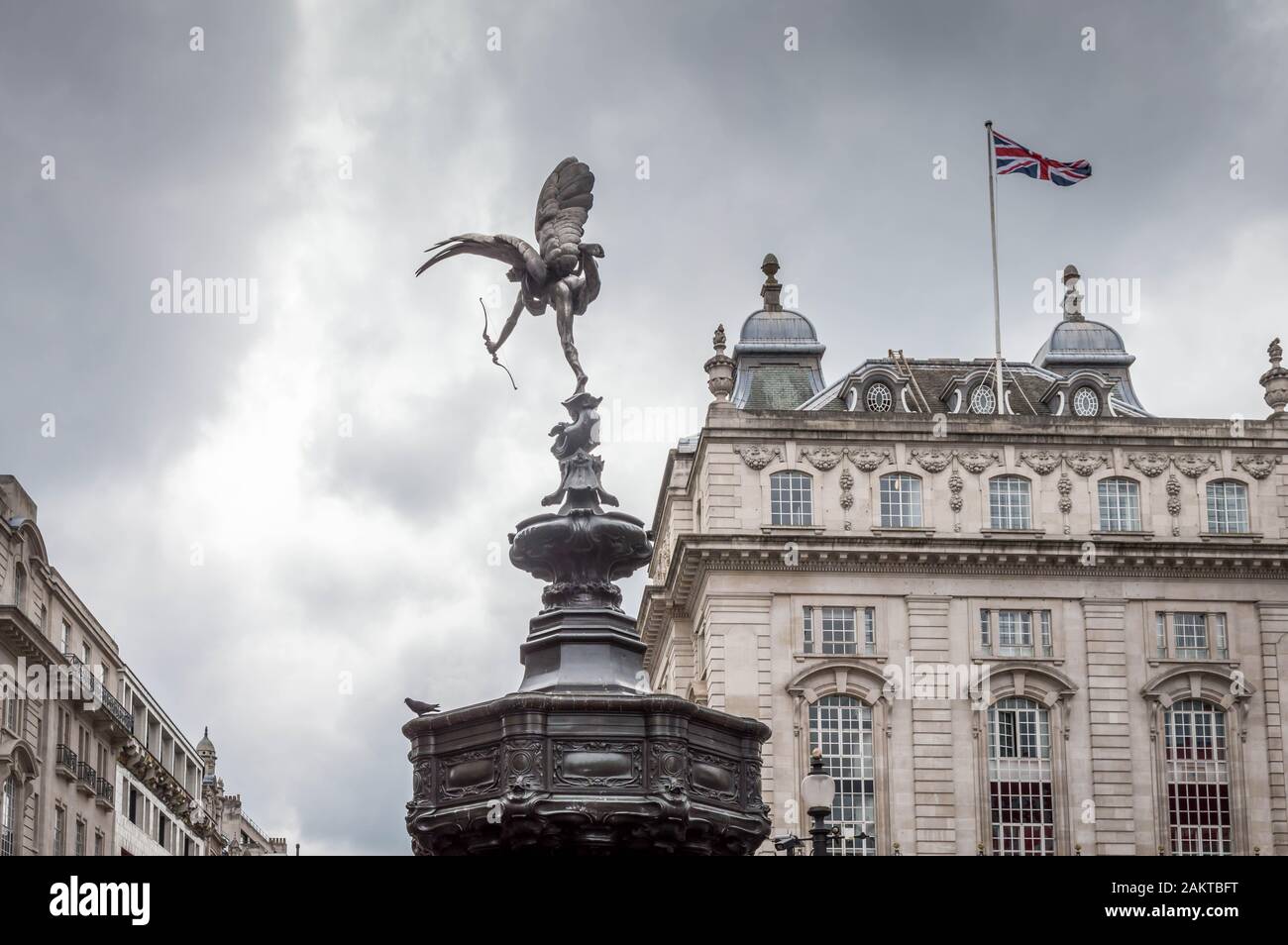 Piccadilly circus, Londra / Regno Unito: 21 maggio 2016: Eros Love statue a Piccadilly Circus con la bandiera britannica in background, Londra, United Ki Foto Stock