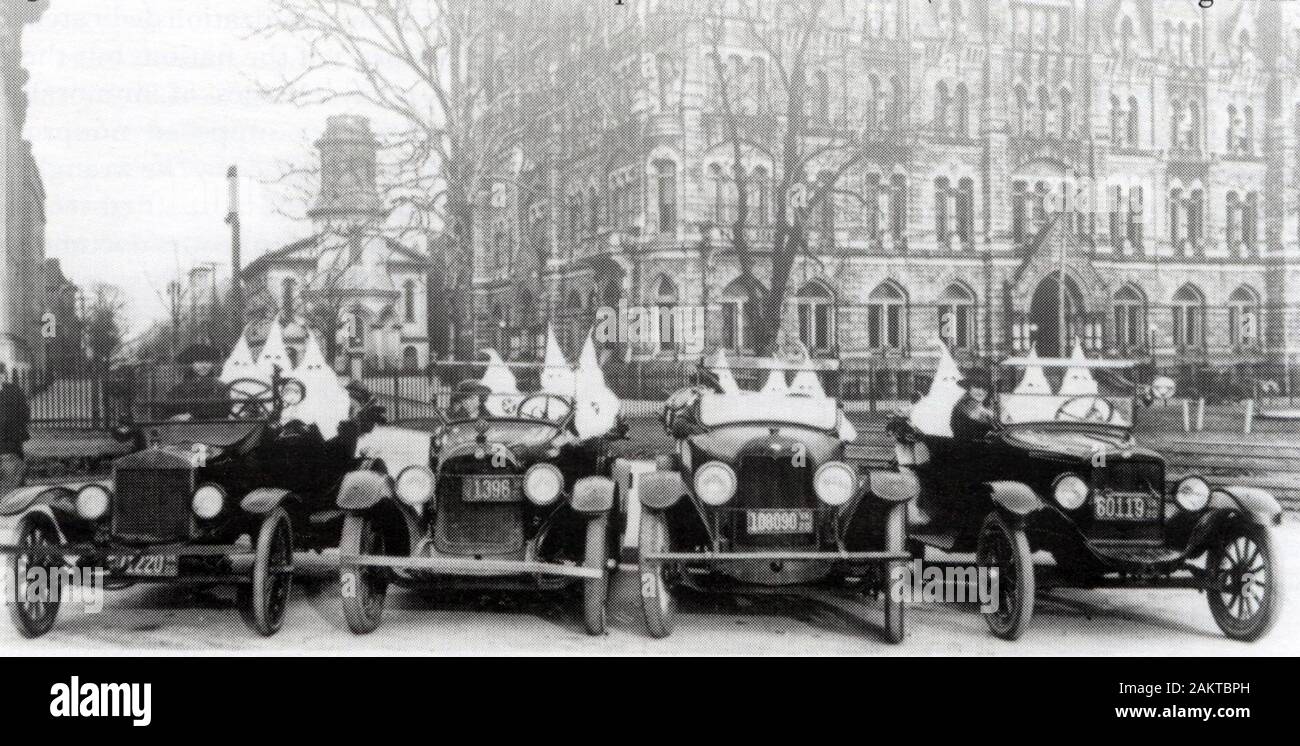 KU Klux Klan raccogliendo circa 1914 in unknown città americana Foto Stock