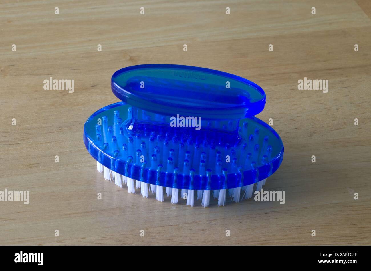 Plastica blu o Nailbrush Spazzola per unghie Foto Stock