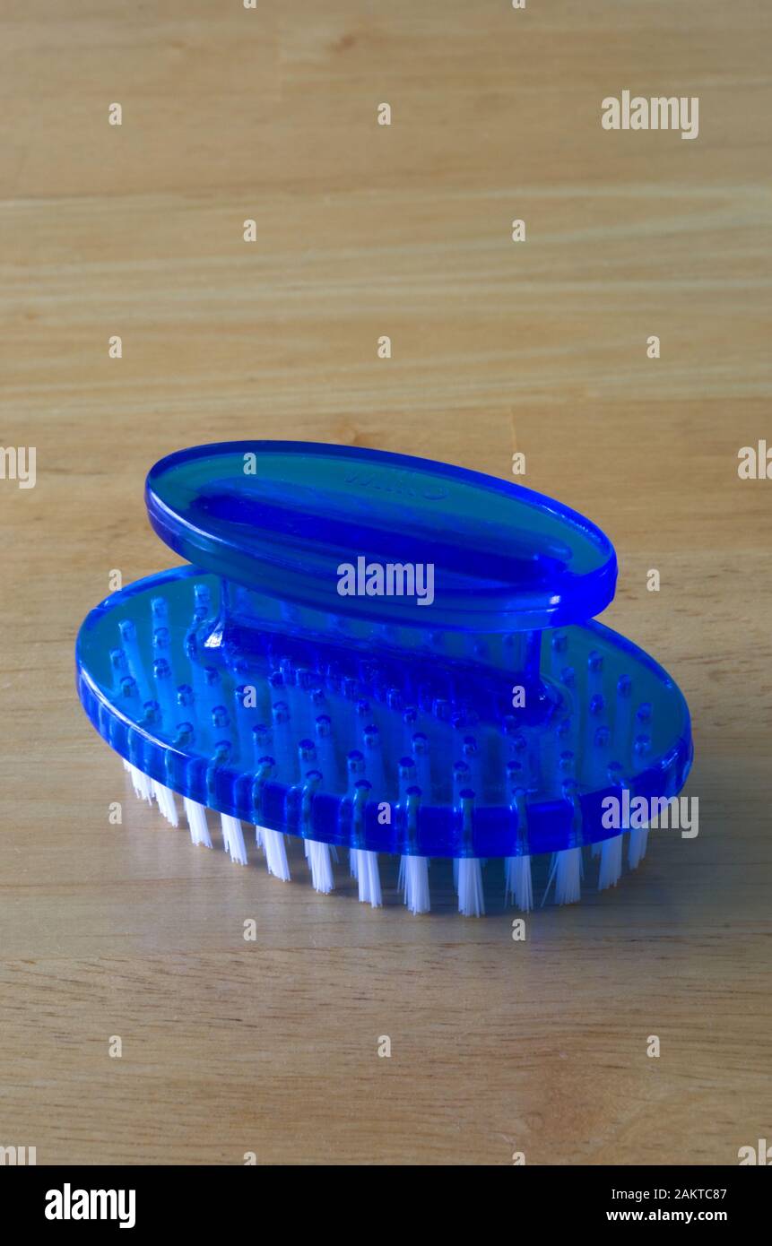 Plastica blu o Nailbrush Spazzola per unghie Foto Stock