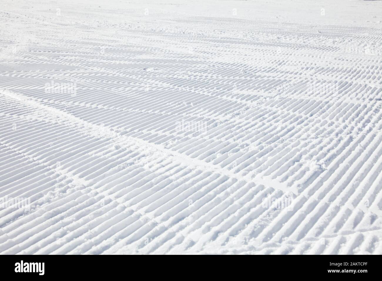 Piste da sci su una fresca piste battute Foto Stock