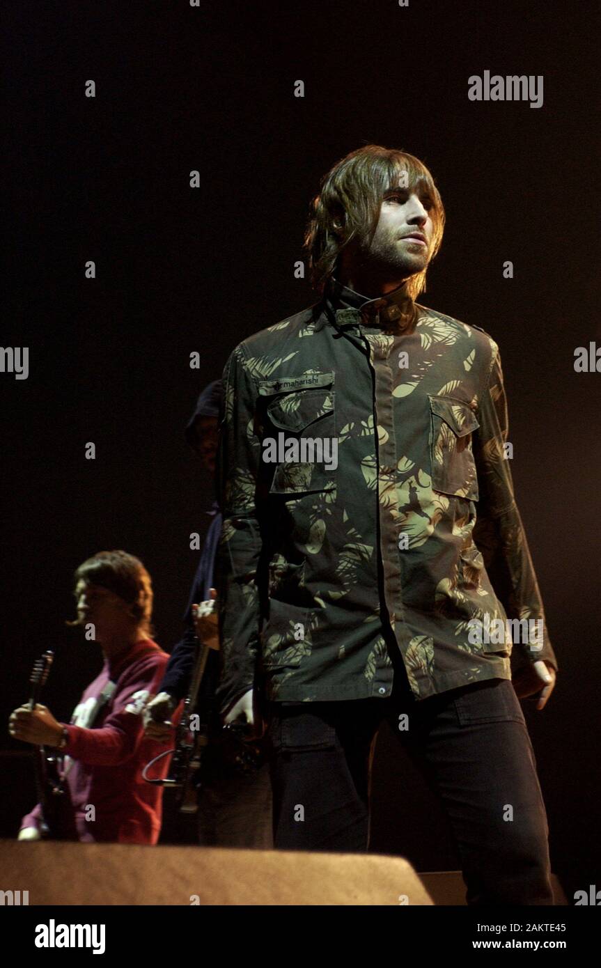 Milano Italia 22/11/02 , concerto dal vivo delle oasi al Forum Assago : Il cantante Liam Gallagher durante il concerto Foto Stock