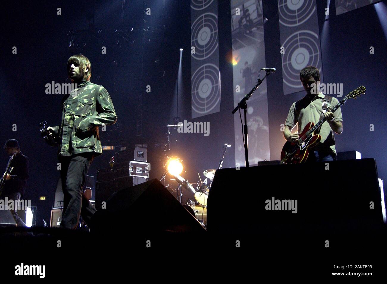 Milano Italia 22/11/02 , concerto dal vivo delle oasi al Forum Assago : i fratelli Gallagher durante il concerto Foto Stock