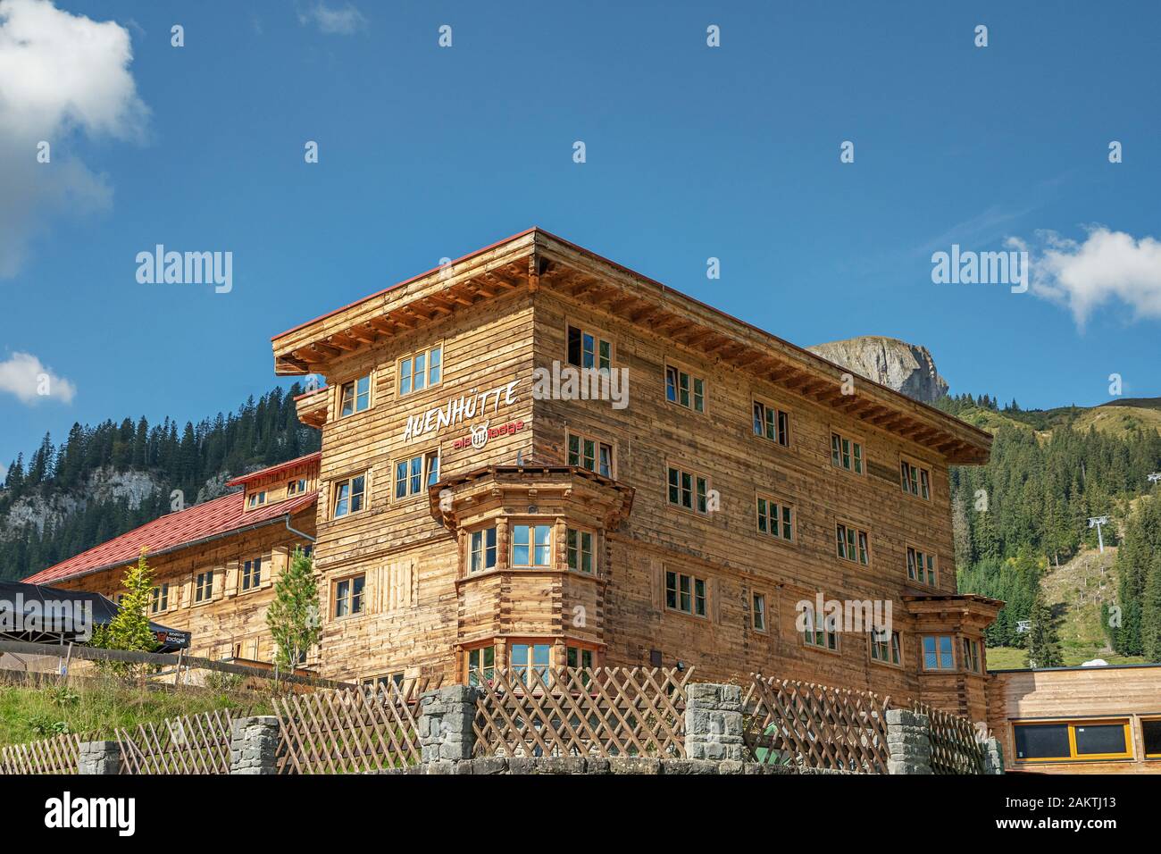 Ifen-Kleinwalsertal - Vista al Alpine Lodge Auen-Cabin da parte, nelle vicinanze della stazione della funivia si trova, Vorarlberg, Austria, 19.09.2018 Foto Stock