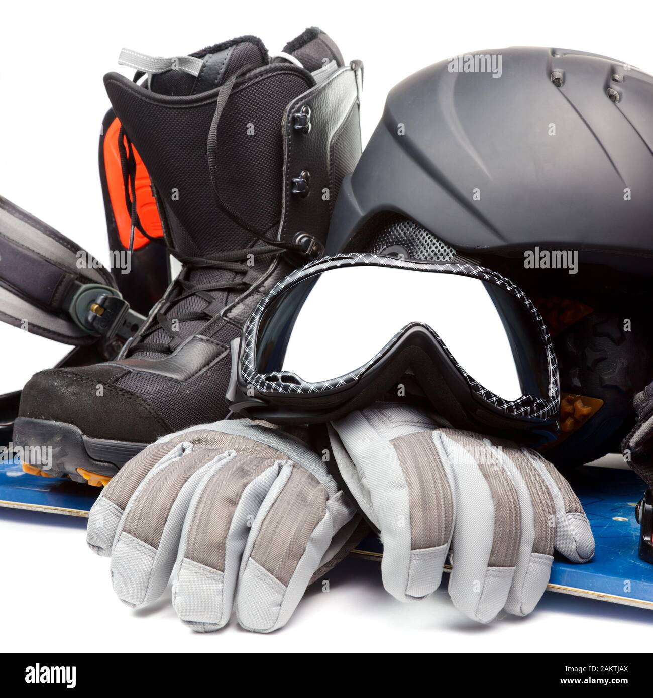 Snowboard con boot casco guanti e occhiali di protezione su sfondo bianco Foto Stock