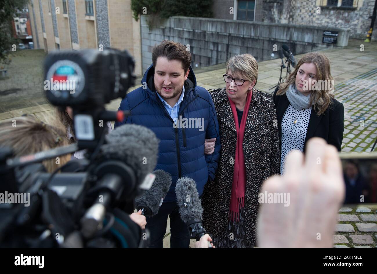 Susan Szaruta (centro), sua figlia Rachel (a destra) e suo figlio Christian (sinistra) speakk alla media al di fuori di Winchester Crown Court dove Tarkan Agca fu condannato per un lungo termine della prigione di 16 anni per l'omicidio colposo della ex-Royal Marines sergente maggiore Andrej Szaruta che egli ha colpito con il suo BMW auto in un road rage incidente in giugno. Foto Stock