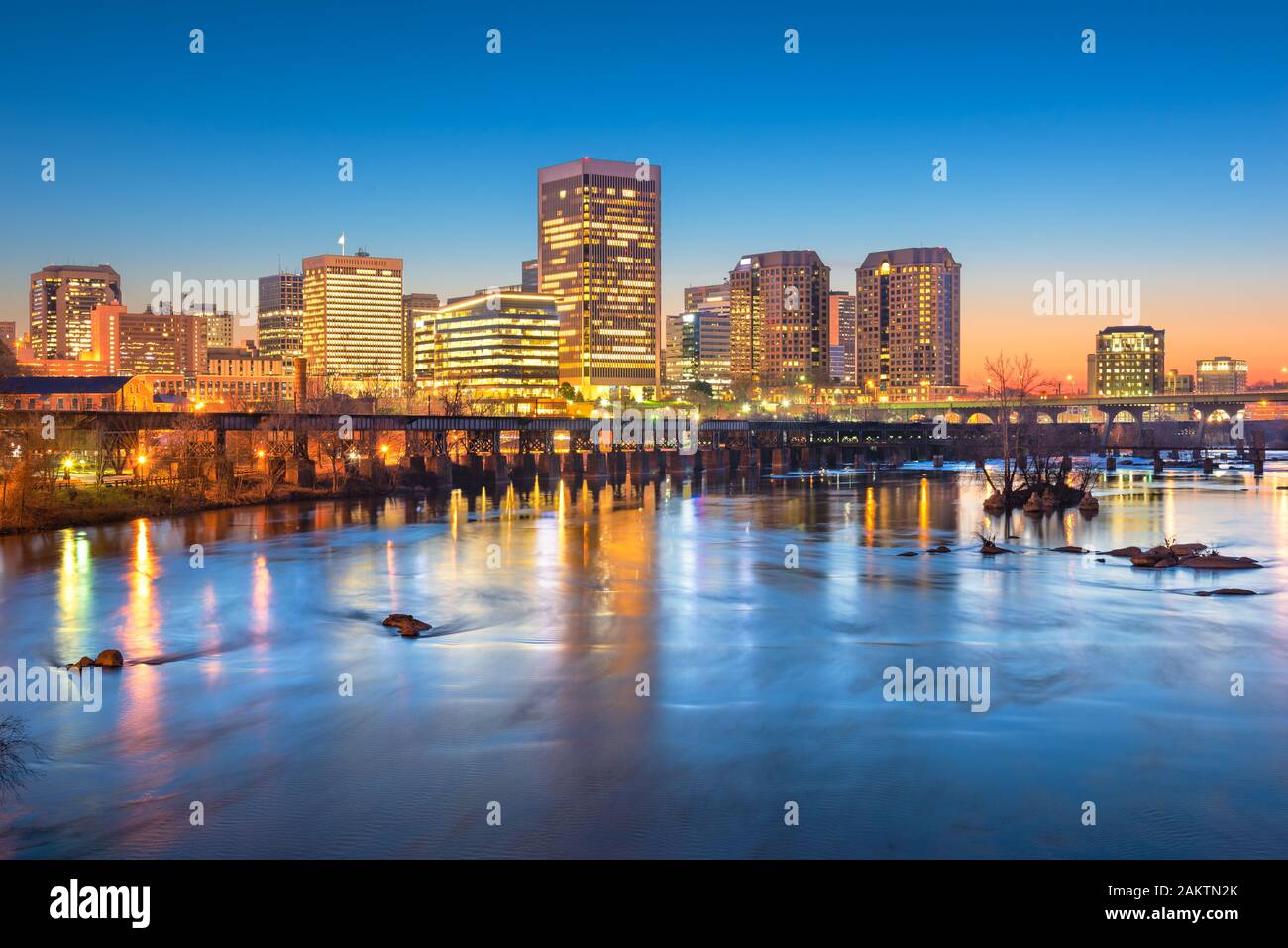 Richmond, Virginia, Stati Uniti d'America skyline del centro sul fiume James al crepuscolo. Foto Stock