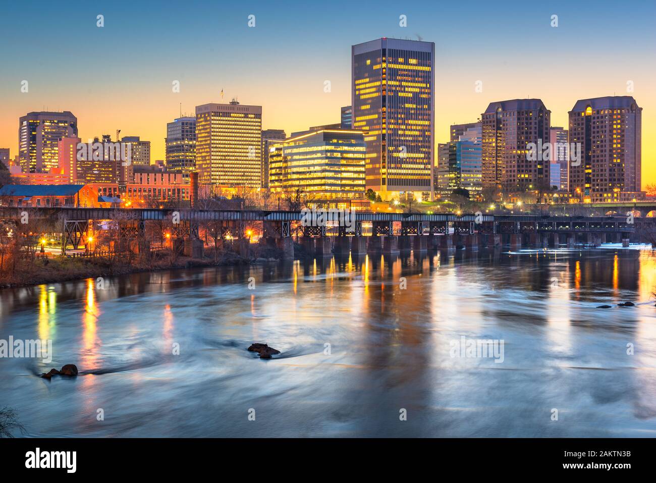 Richmond, Virginia, Stati Uniti d'America skyline del centro sul fiume James al crepuscolo. Foto Stock