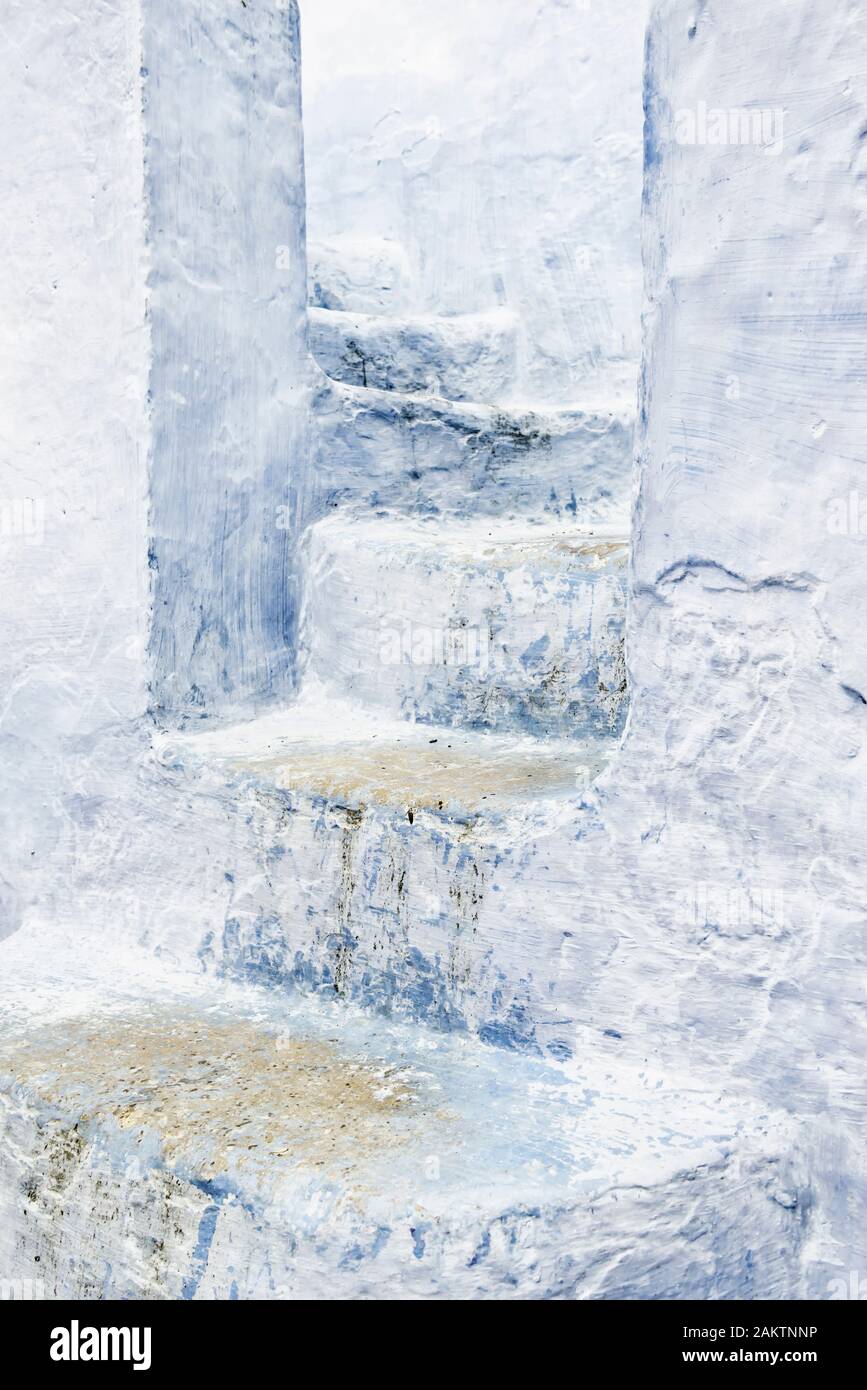 Vecchia scala in pietra bianca e blu nella medina di Chefchaouen, Marocco. Foto Stock