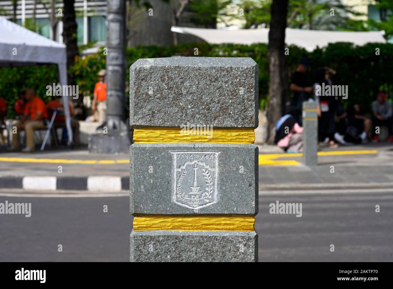 Giacarta, indonesia - 2019.12.22: Paletto di traffico in cemento raffigurante lo stemma di Giacarta presso un ciao bunderan Foto Stock